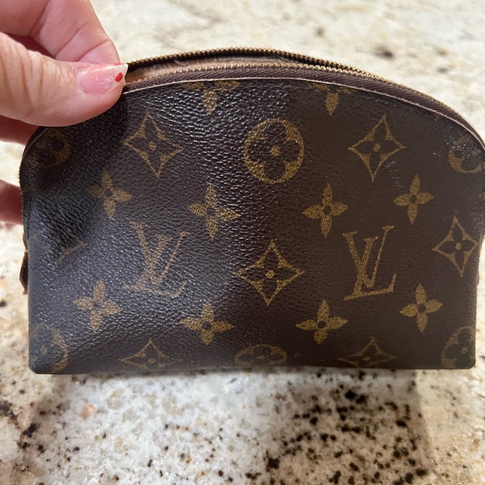Luis Vuitton  Monogram - Cosmetic bag